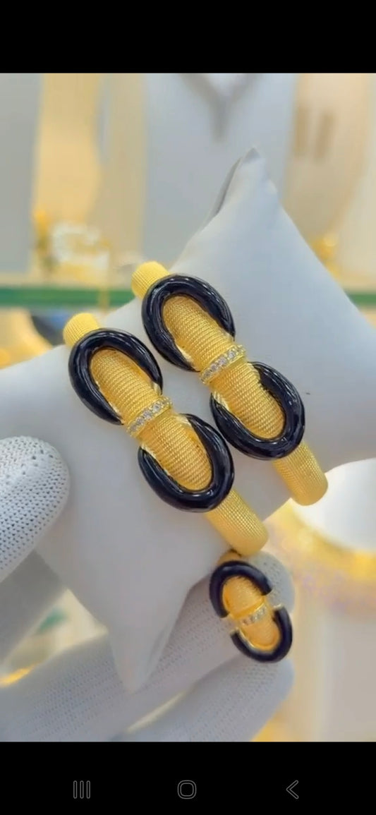 2 set fashion bangles with finger ring with details
